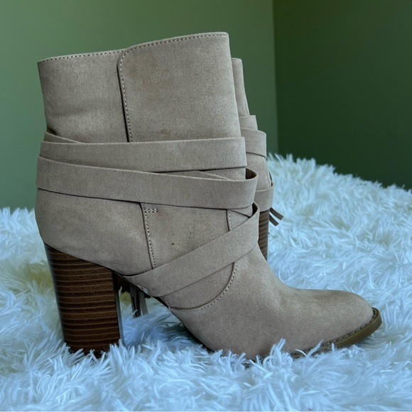 EUC. Blush pink. Closed toe ankle bootie - Picture 3 of 7